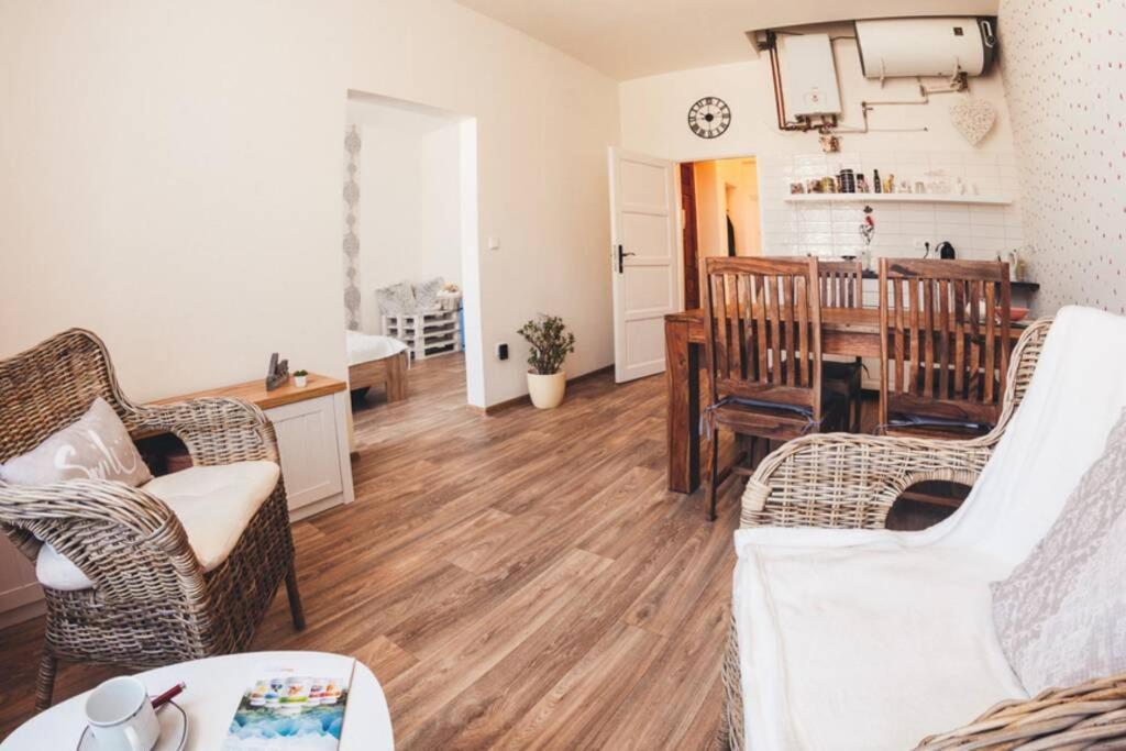 Stylovy Apartman V Centru Nachoda Bagian luar foto